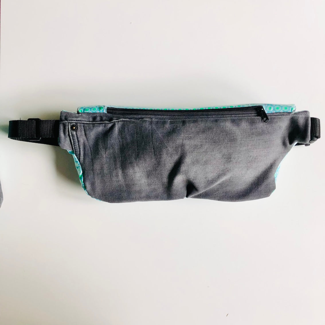 PIOLOU Le Sac Banane PM sac banane vert d’eau enduit