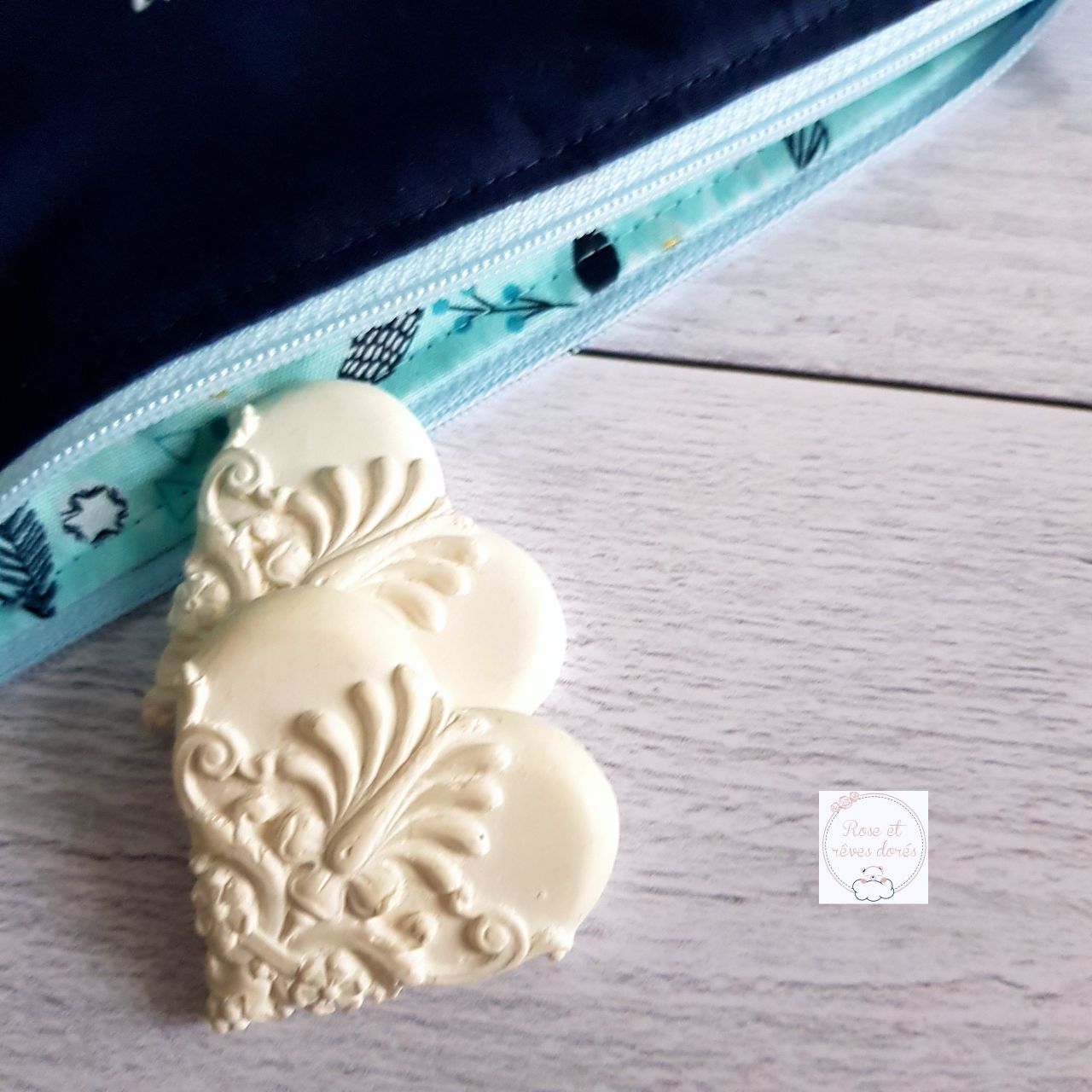 Rose et rêves dorés Pochettes et trousses diverses Pochette brodée Maman chérie en coton marine
