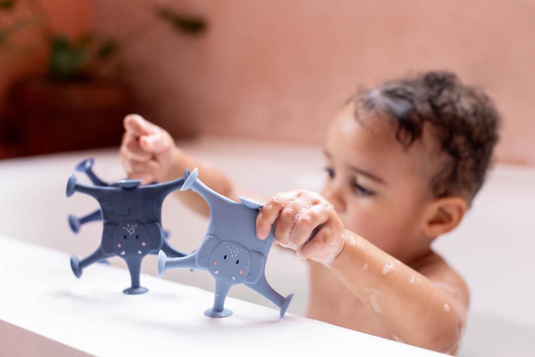 Trixie Baby Jouets sensoriels famille de Mrs. Elephant jouets de bain bleus 3 pièces