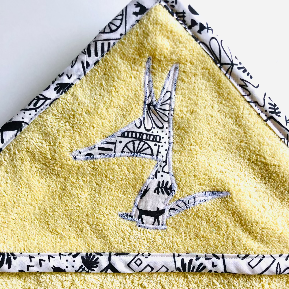 PIOLOU La Cape de bain éponge jaune anis motifs noir et blancs