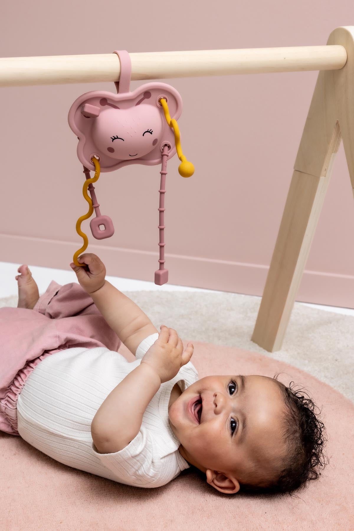 Trixie Baby Jouets sensoriels Jouet sensoriel à tirer en silicone Mrs. Butterfly à fixer