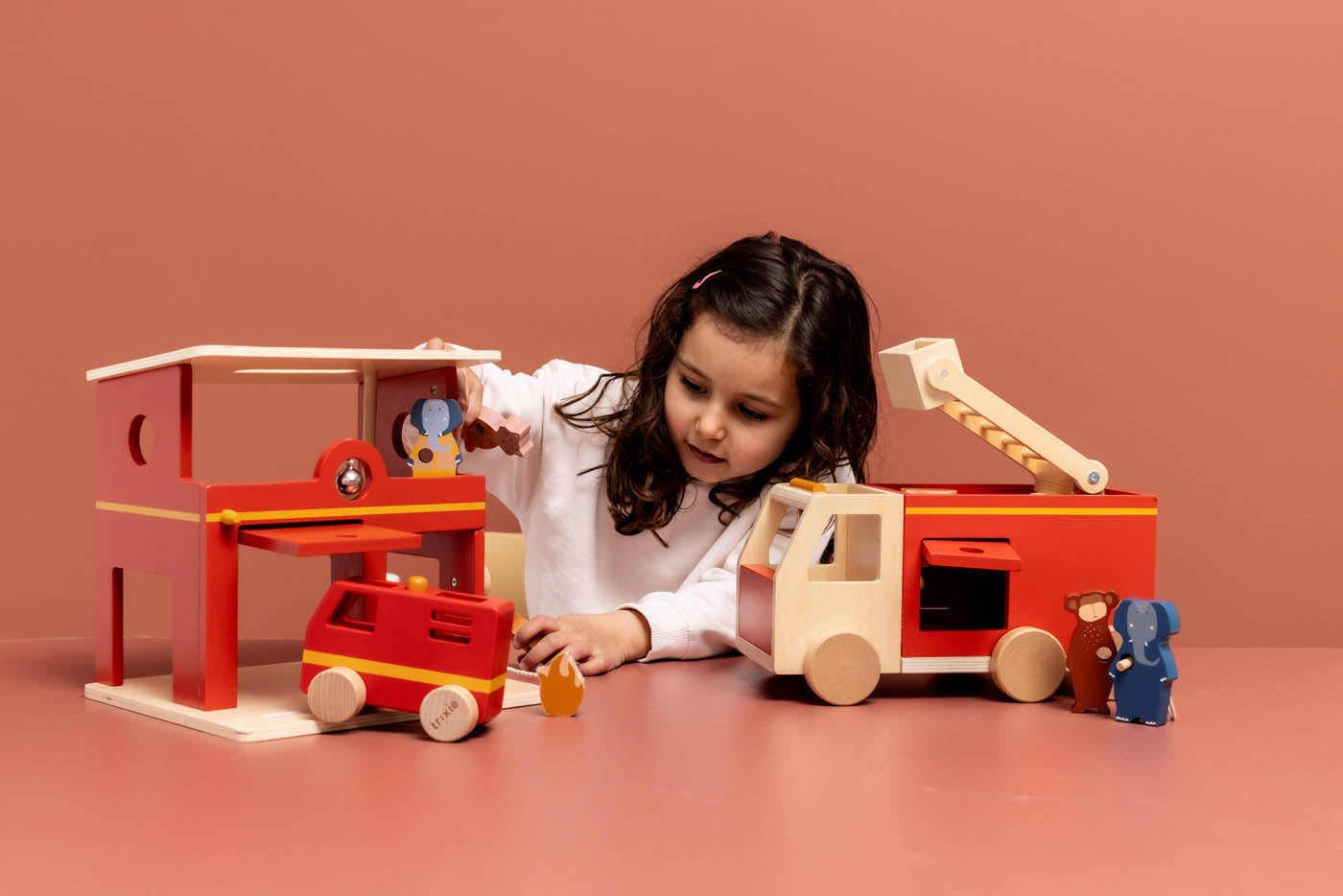 Trixie Baby Jeu symbolique Caserne de pompiers en bois jouet en bois