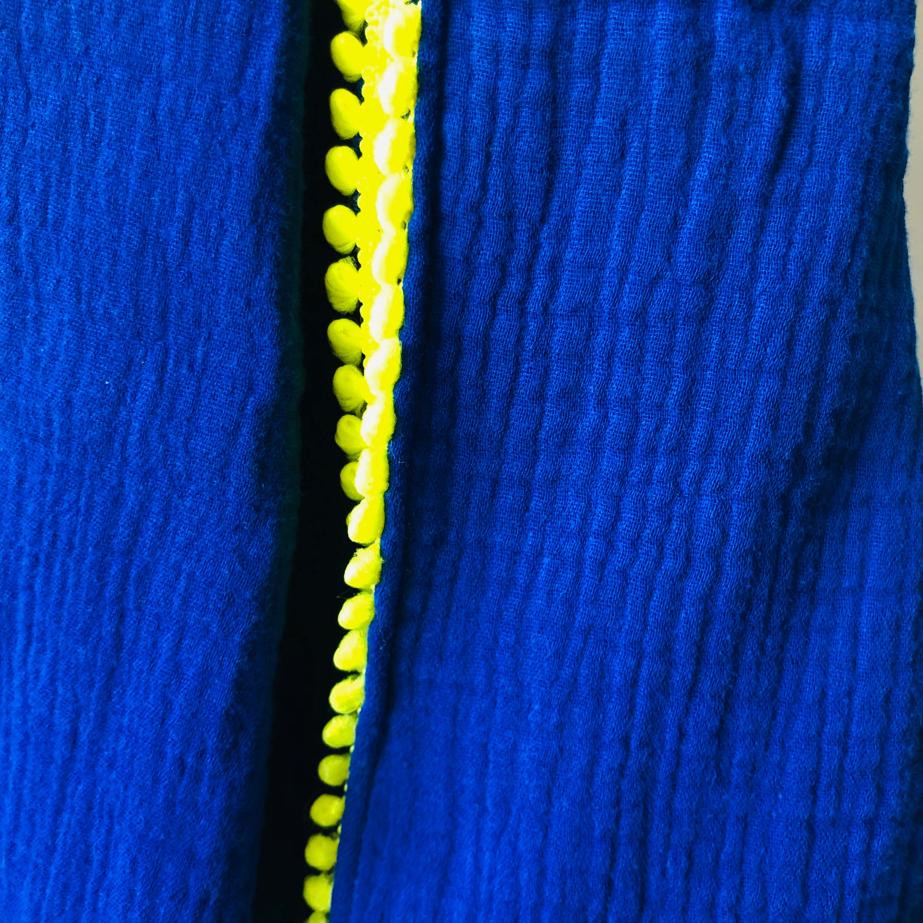 PIOLOU Le foulard Foulard double gaze bleu à pompons jaunes rectangle 175 cm