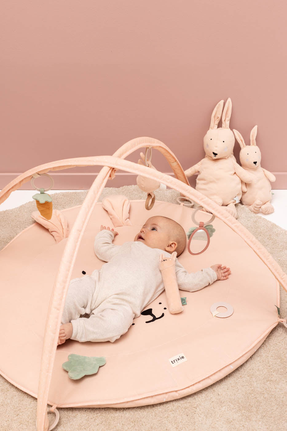 Trixie Baby Premiers jouets Mrs. Rabbit hochet allongé
