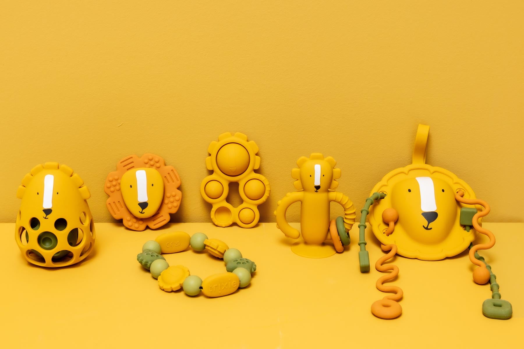 Trixie Baby Jouets sensoriels Jouet sensoriel à tirer en silicone Mr. Lion dentition