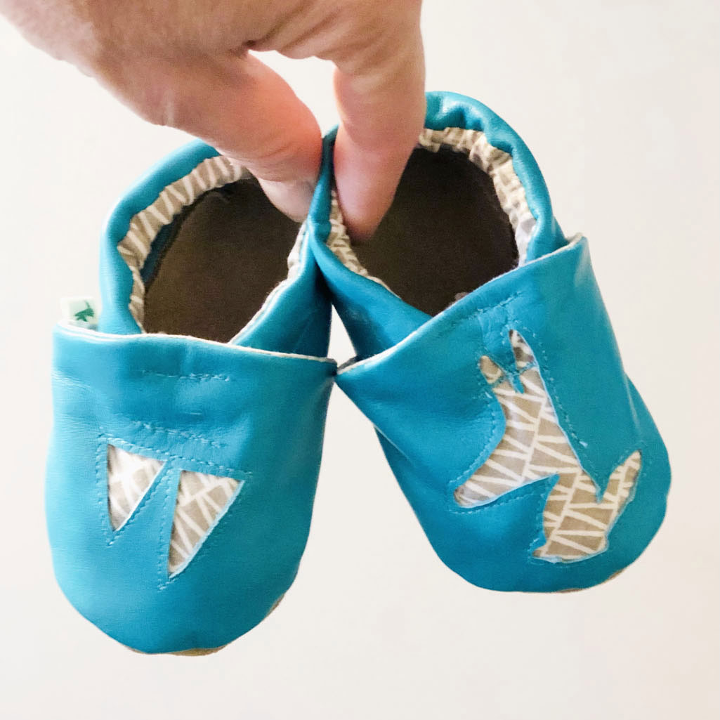 Piolou Les Chaussons en cuir Chaussons bébé en cuir bleu motifs graphiques gris 6-12 mois
