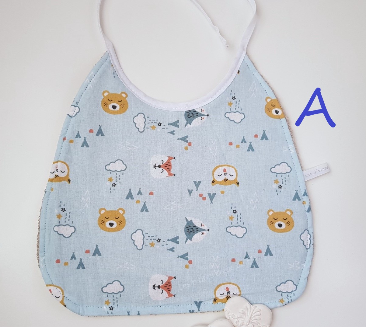 Rose et rêves dorés Créations sur-mesure Bavoir sur mesure personnalisé