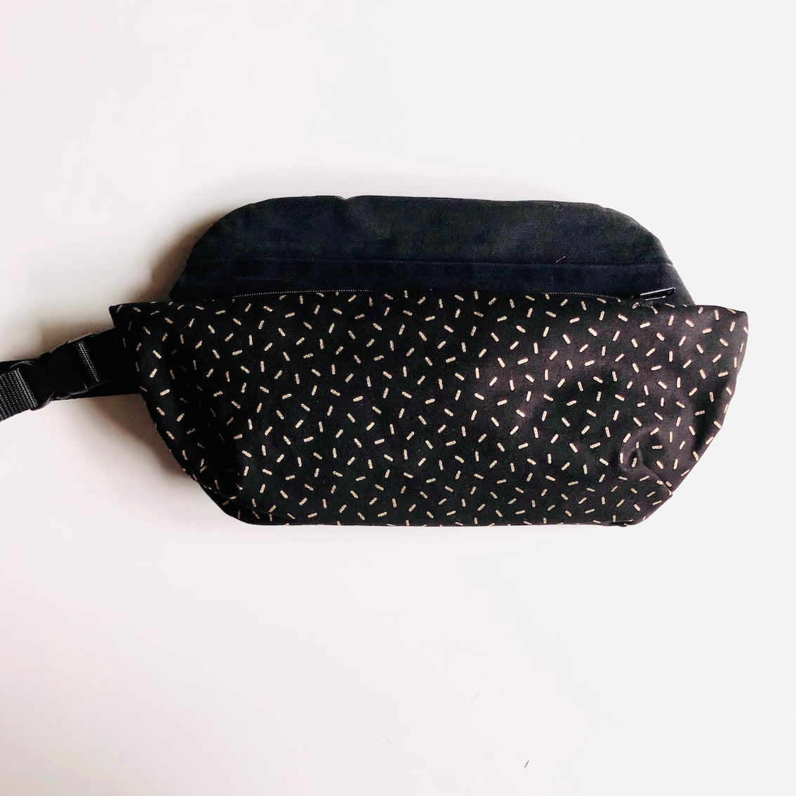 PIOLOU Le Sac Banane La banane enduite noire dorée PM
