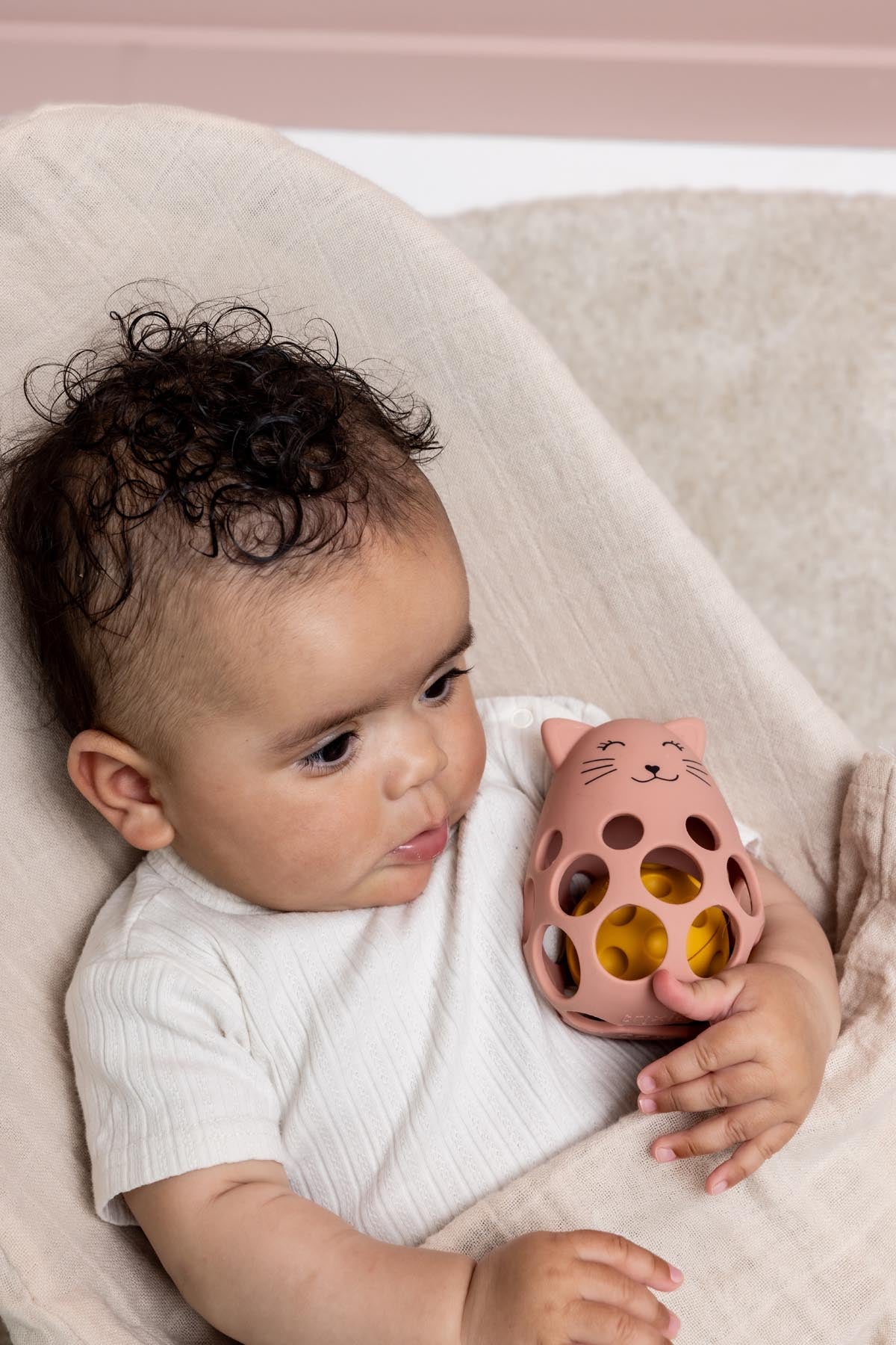 Trixie Baby Jouets sensoriels Hochet sensoriel en silicone Mrs. Cat alimentaire
