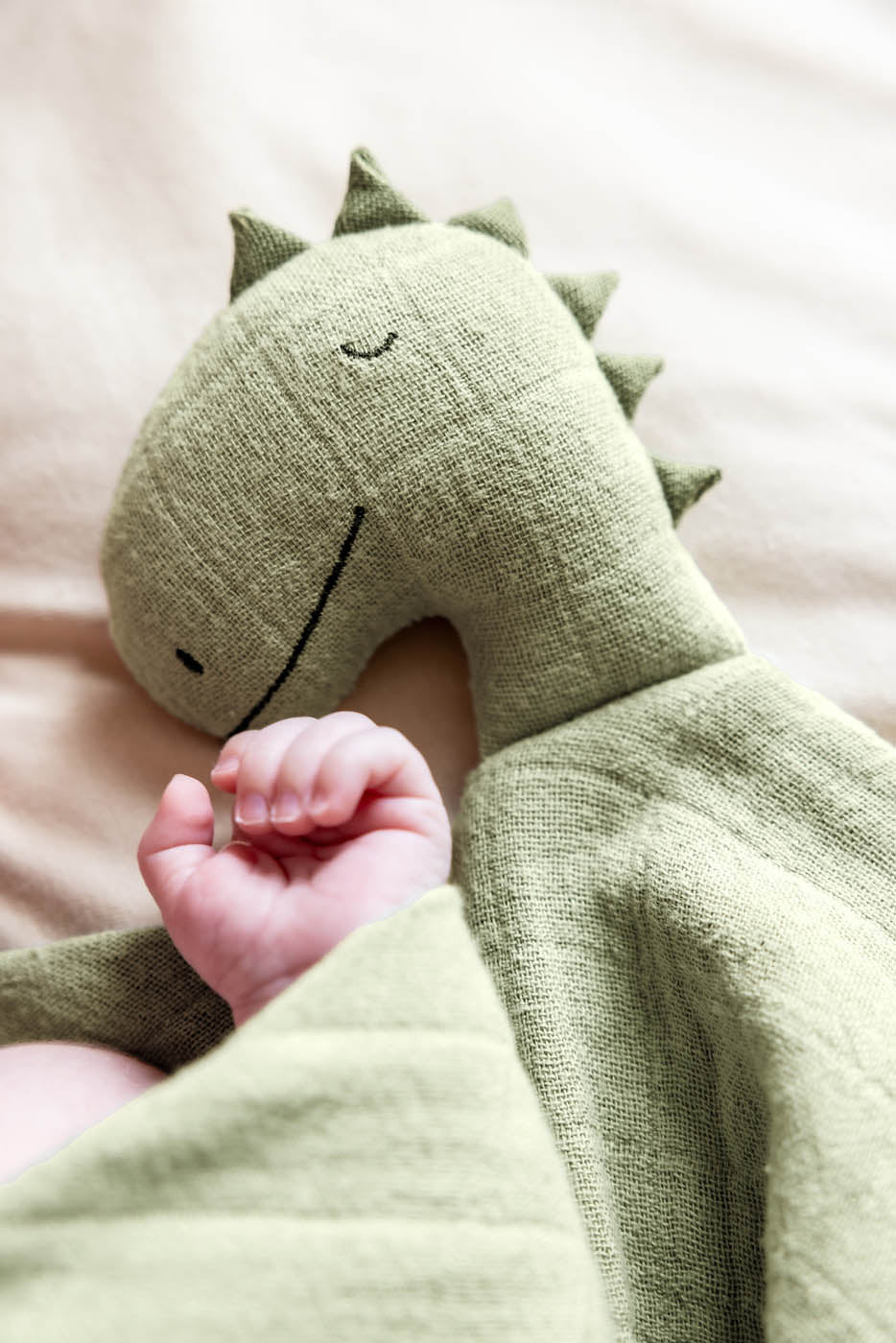 Trixie Baby Premiers jouets Doudou Bliss Sage Mr. Dino mousseline