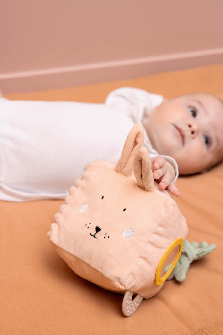Trixie Baby Jouets d'activités Cube d’activités - Mrs. Rabbit cube sensoriel