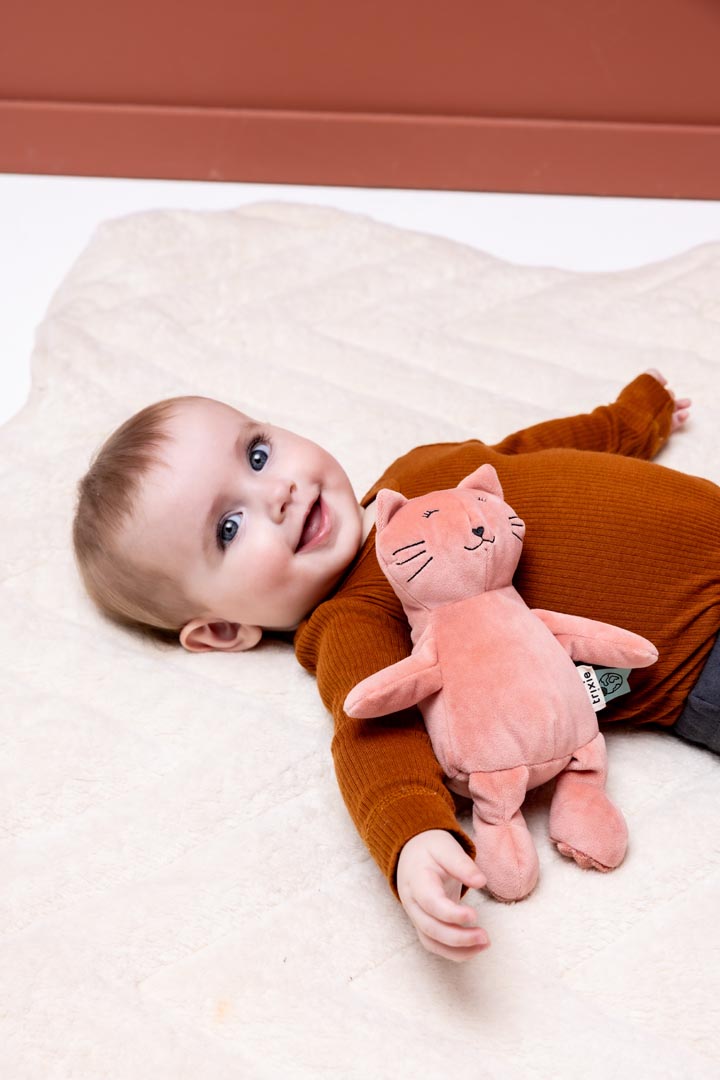Trixie Baby Premiers jouets Peluche bébé Mrs. Cat en tissu recyclé doux