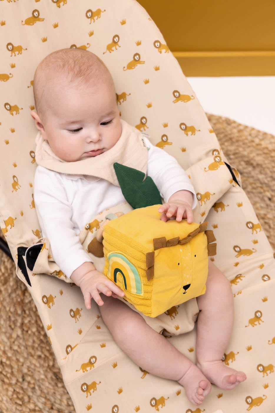 Trixie Baby Jouets d'activités Mr. Lion cube d’activités sensoriel