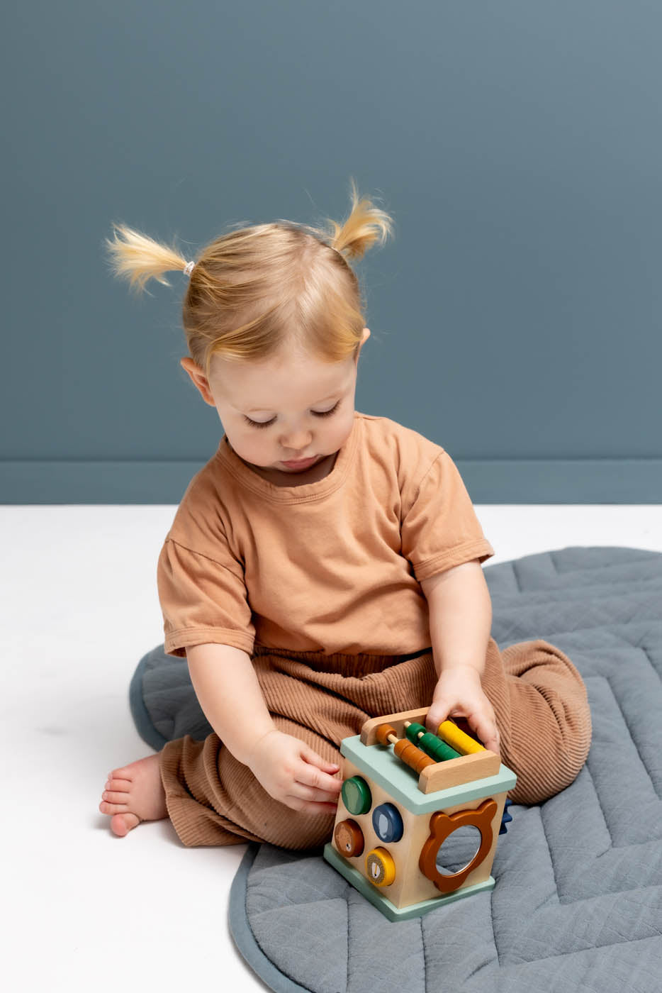 Trixie Baby Jouets d'activités Petit cube d'activité en bois motricité