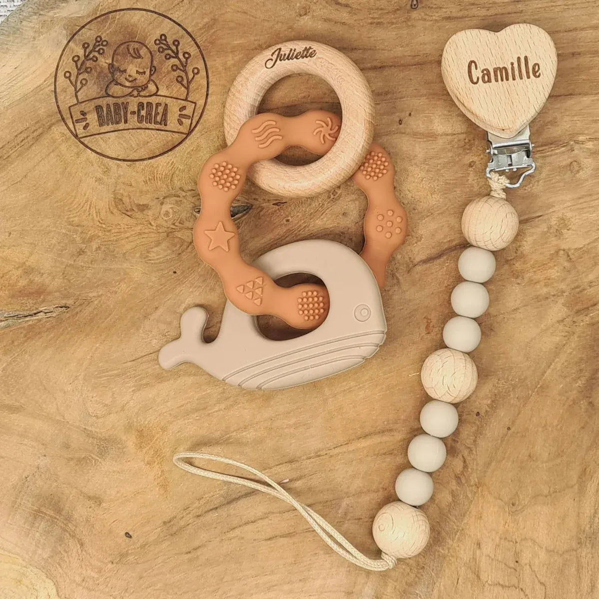 Baby-Crea Coffret naissance personnalisé attache tétine et anneau dauphin rouge tomette