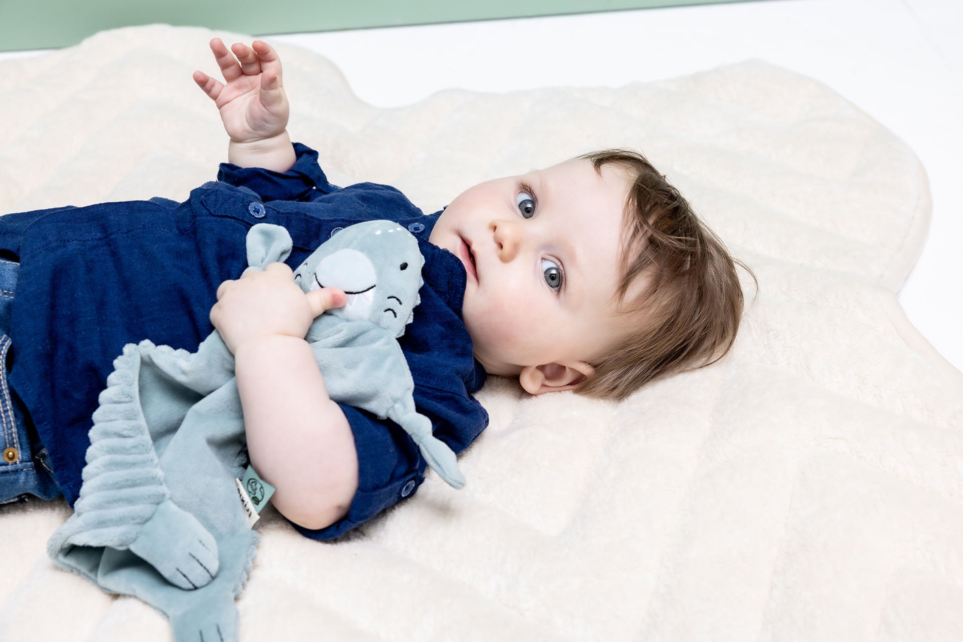 Trixie Baby Premiers jouets Mr. Shark doudou avec attache tétine
