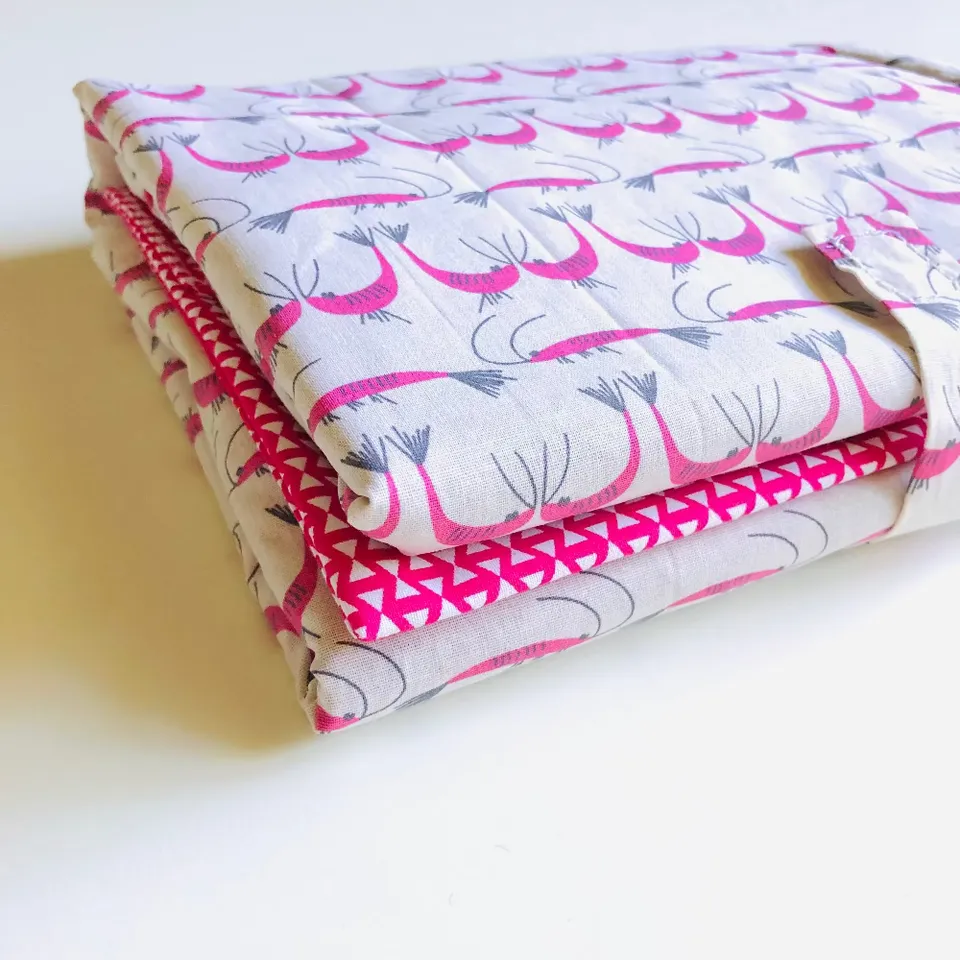 PIOLOU Le Tapis à langer nomade Tapis à langer rose crevettes 50 x 70 cm