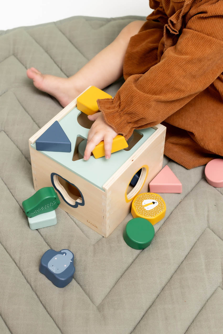 Trixie Baby Jouets d'activités Boîte à formes en bois jouet éducatif