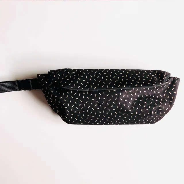 PIOLOU Le Sac Banane La banane enduite noire dorée PM