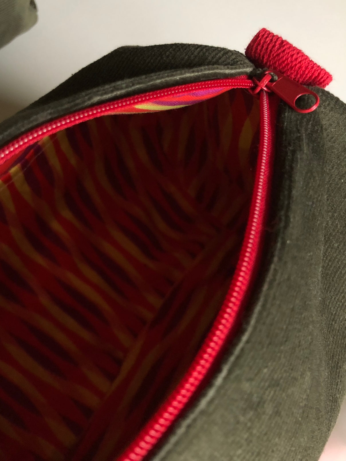 PIOLOU La Trousse de Toilette Trousse de toilette en velours kaki et rouge PM 20 x 12 cm