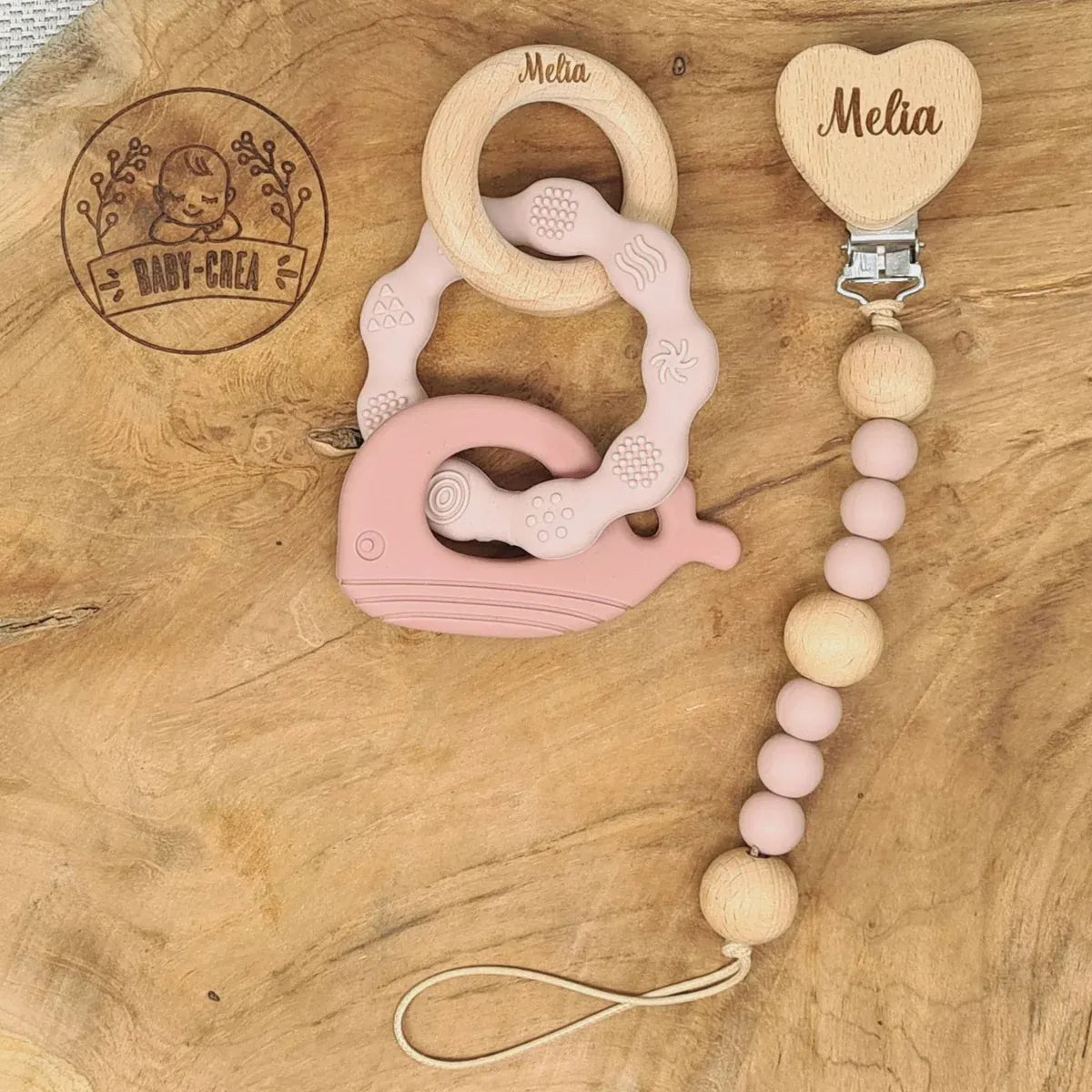 Baby-Crea Coffret naissance personnalisé attache tétine et anneau dauphin rouge tomette