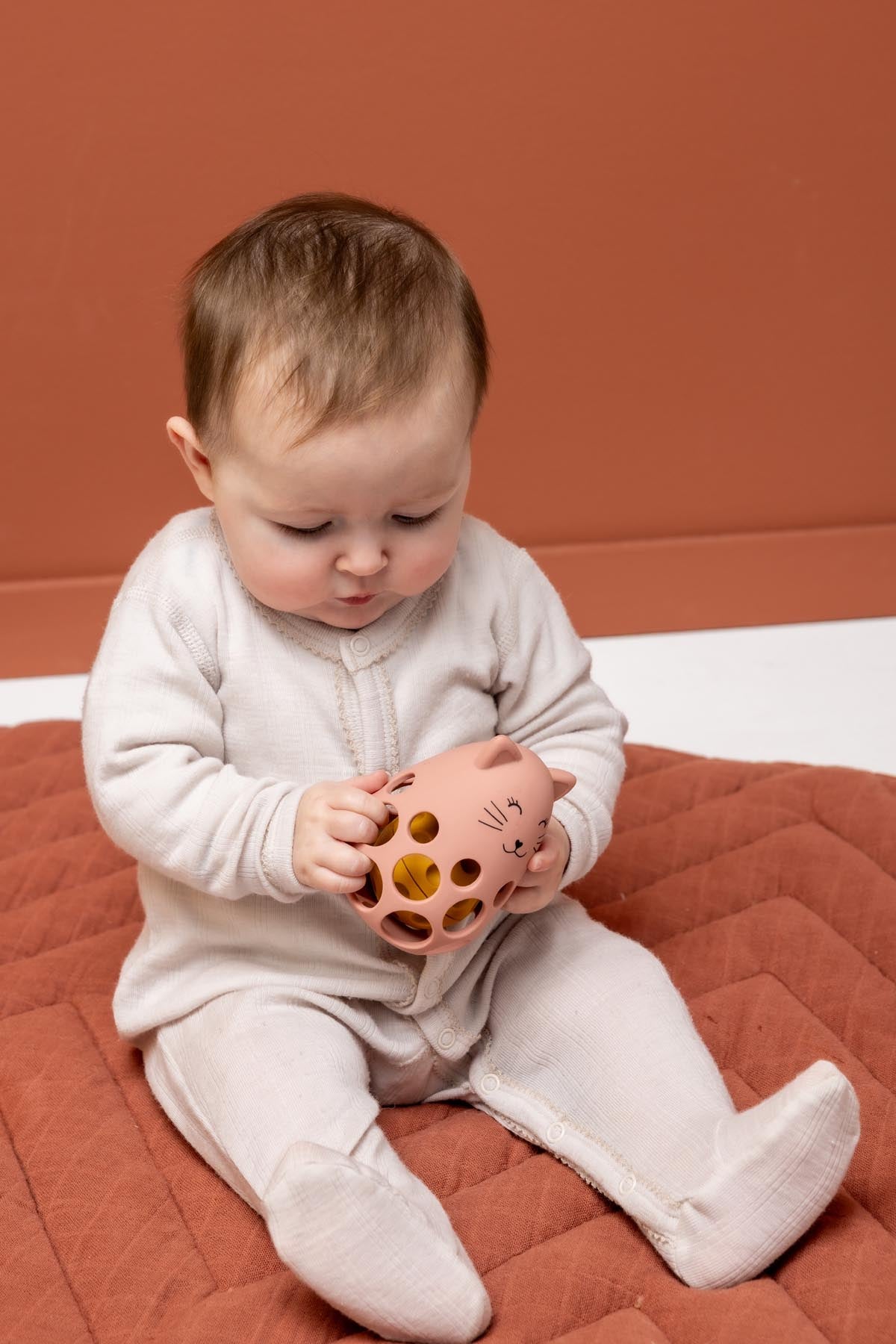 Trixie Baby Jouets sensoriels Hochet sensoriel en silicone Mrs. Cat alimentaire