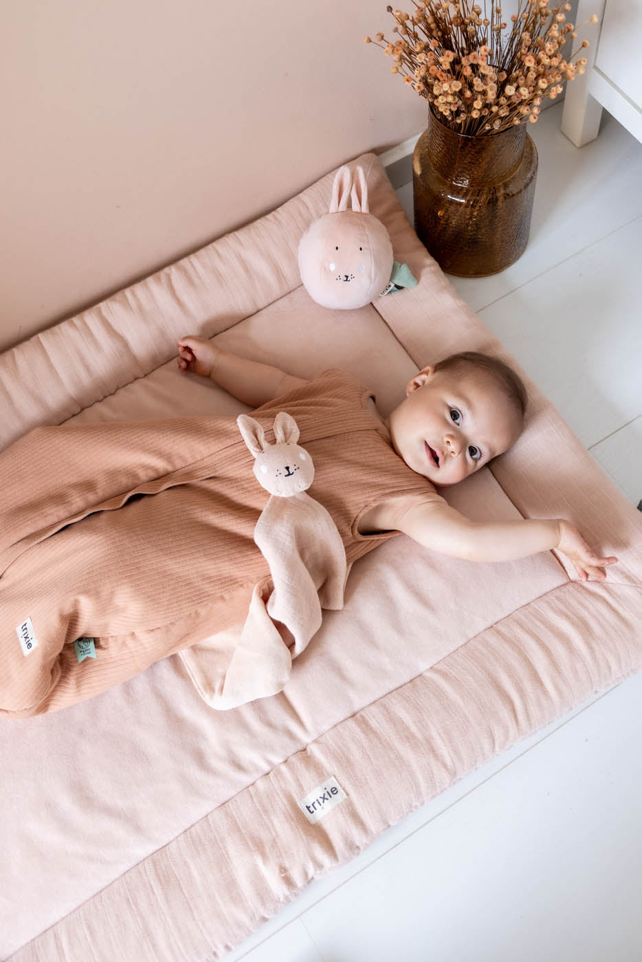 Trixie Baby Jouets d'activités Mrs. Rabbit balle sonore à clochette