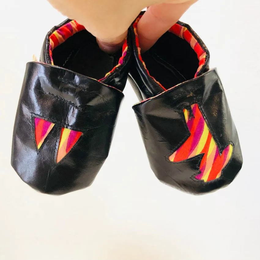 PIOLOU Les Chaussons en cuir Chaussons bébé noir motifs graphiques