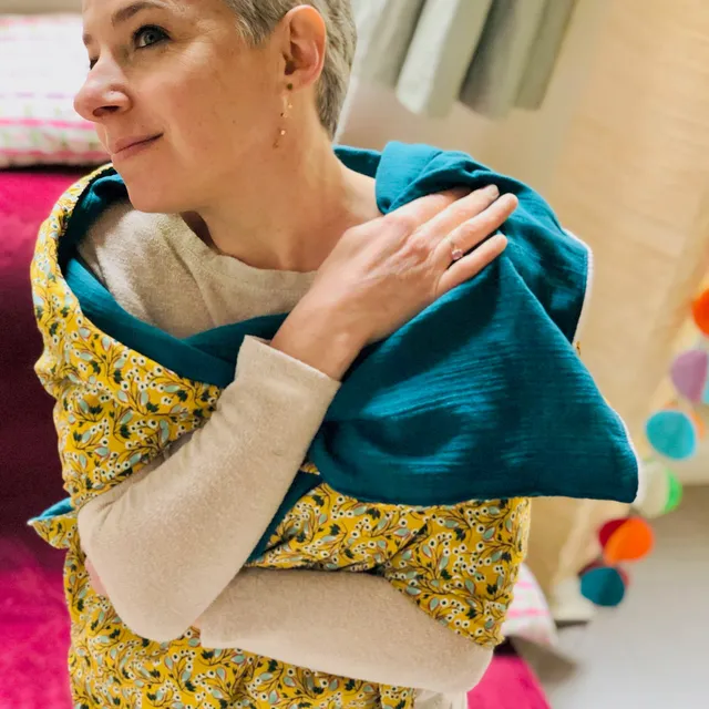 PIOLOU Le foulard réversible gaze de coton bleu canard et viscose jaune fleurie
