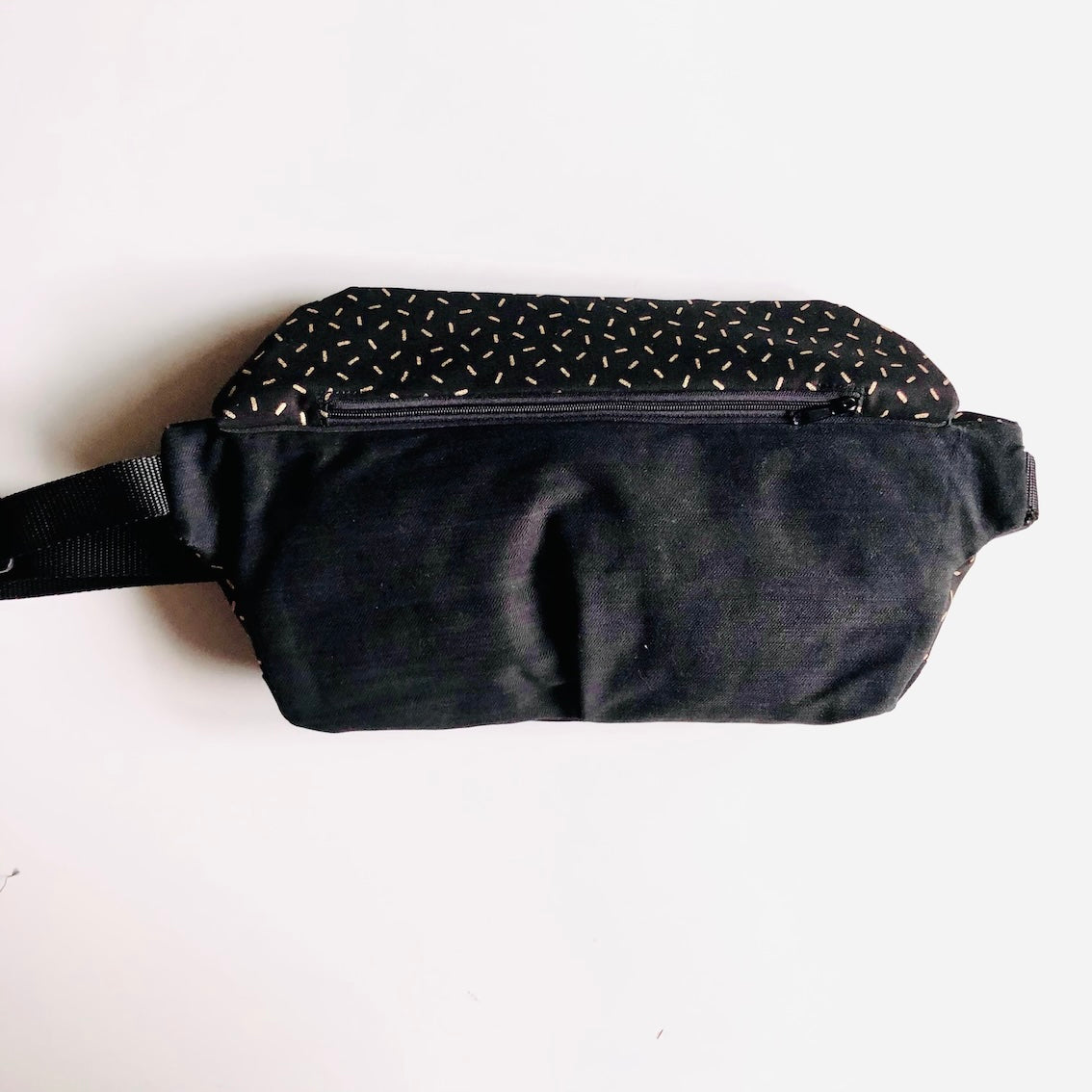 PIOLOU Le Sac Banane La banane enduite noire dorée PM