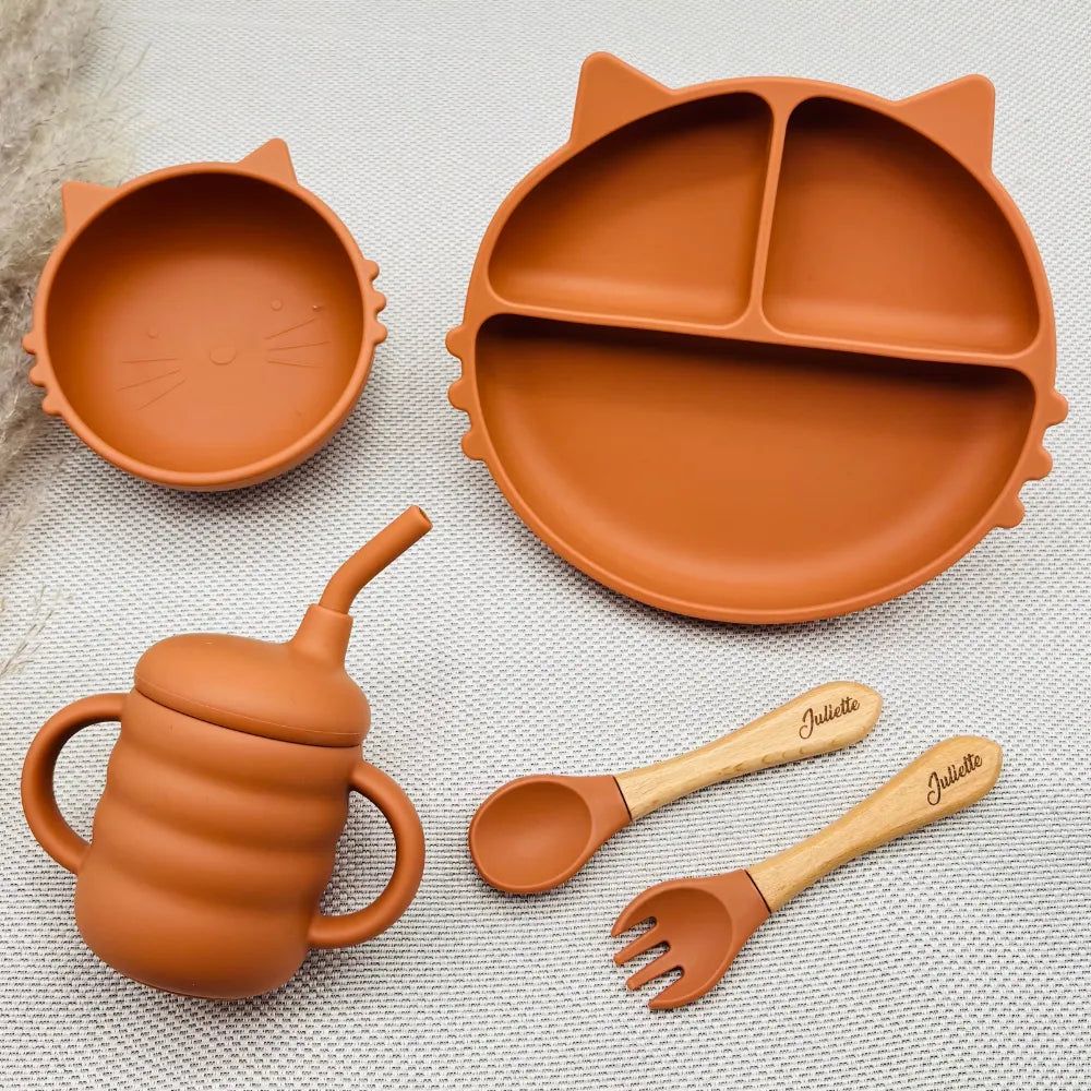 Baby-Crea Coffret repas bébé assiette chat vert olive avec bol tasse couverts