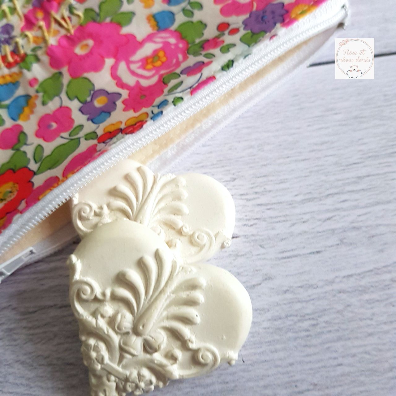 Rose et rêves dorés Pochettes et trousses diverses Pochette Liberty brodée Maman chérie en coton