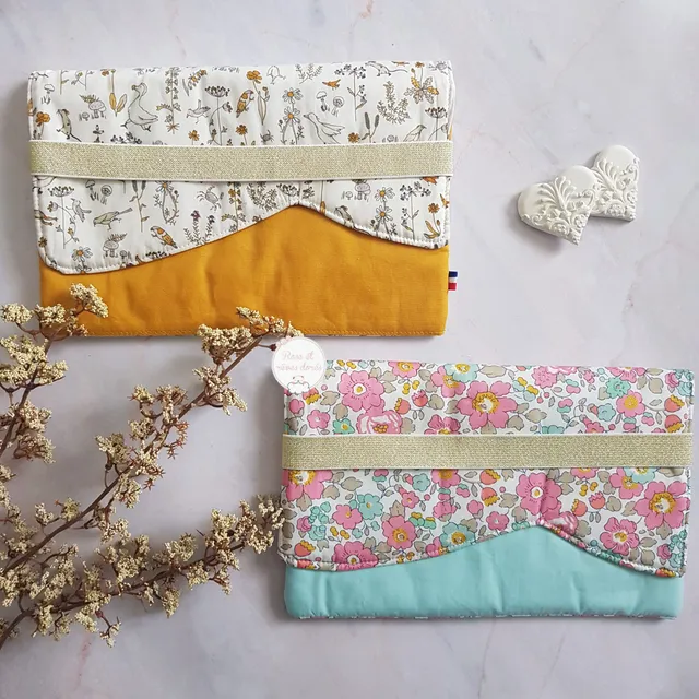 Rose et rêves dorés Créations sur-mesure Pochette pour carnet de santé personnalisable