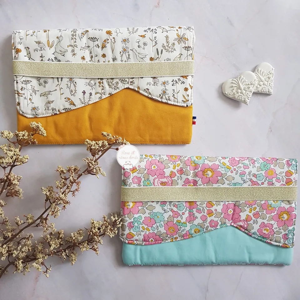 Rose et rêves dorés Créations sur-mesure Pochette pour carnet de santé personnalisable