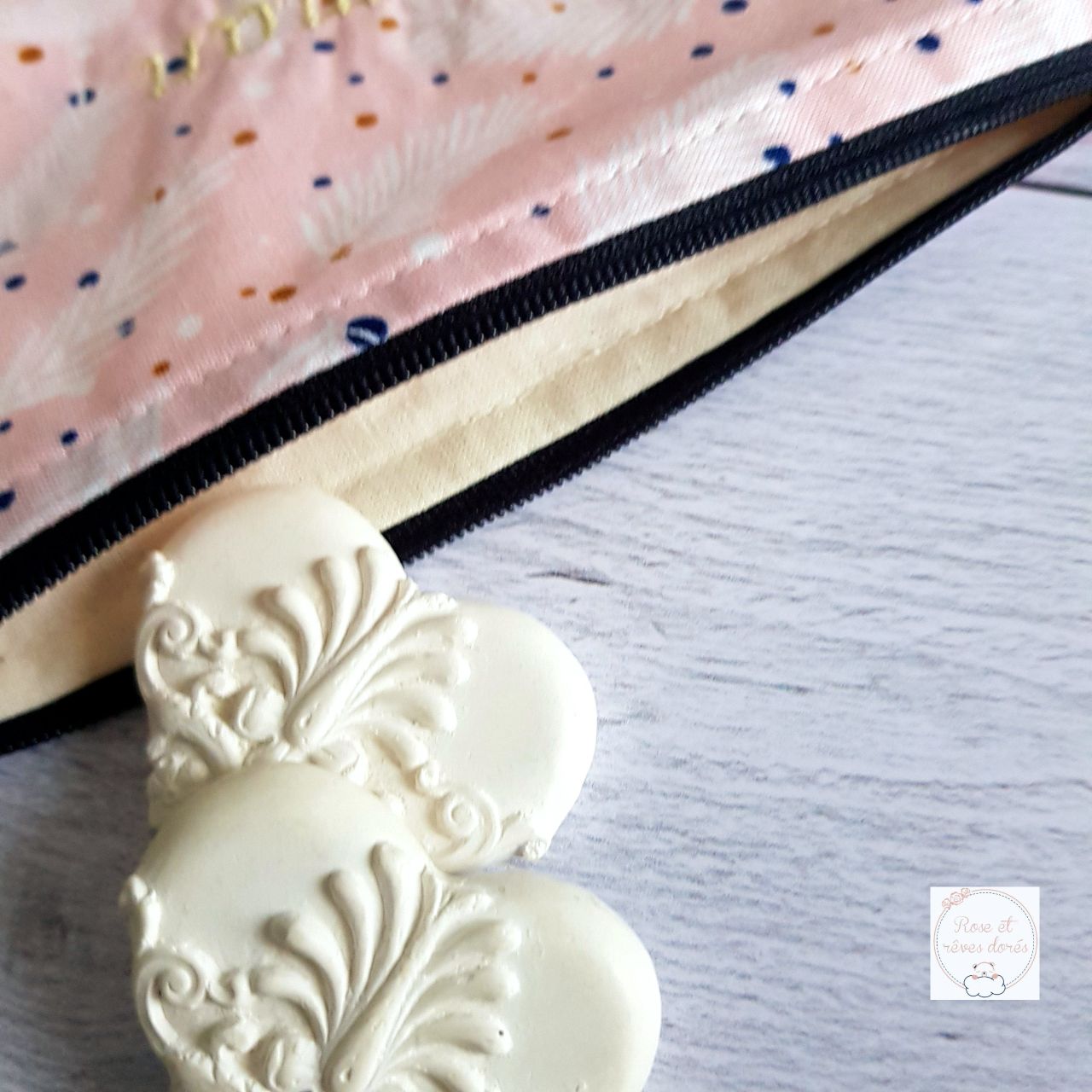 Rose et rêves dorés Pochettes et trousses diverses Pochette brodée Maman en or