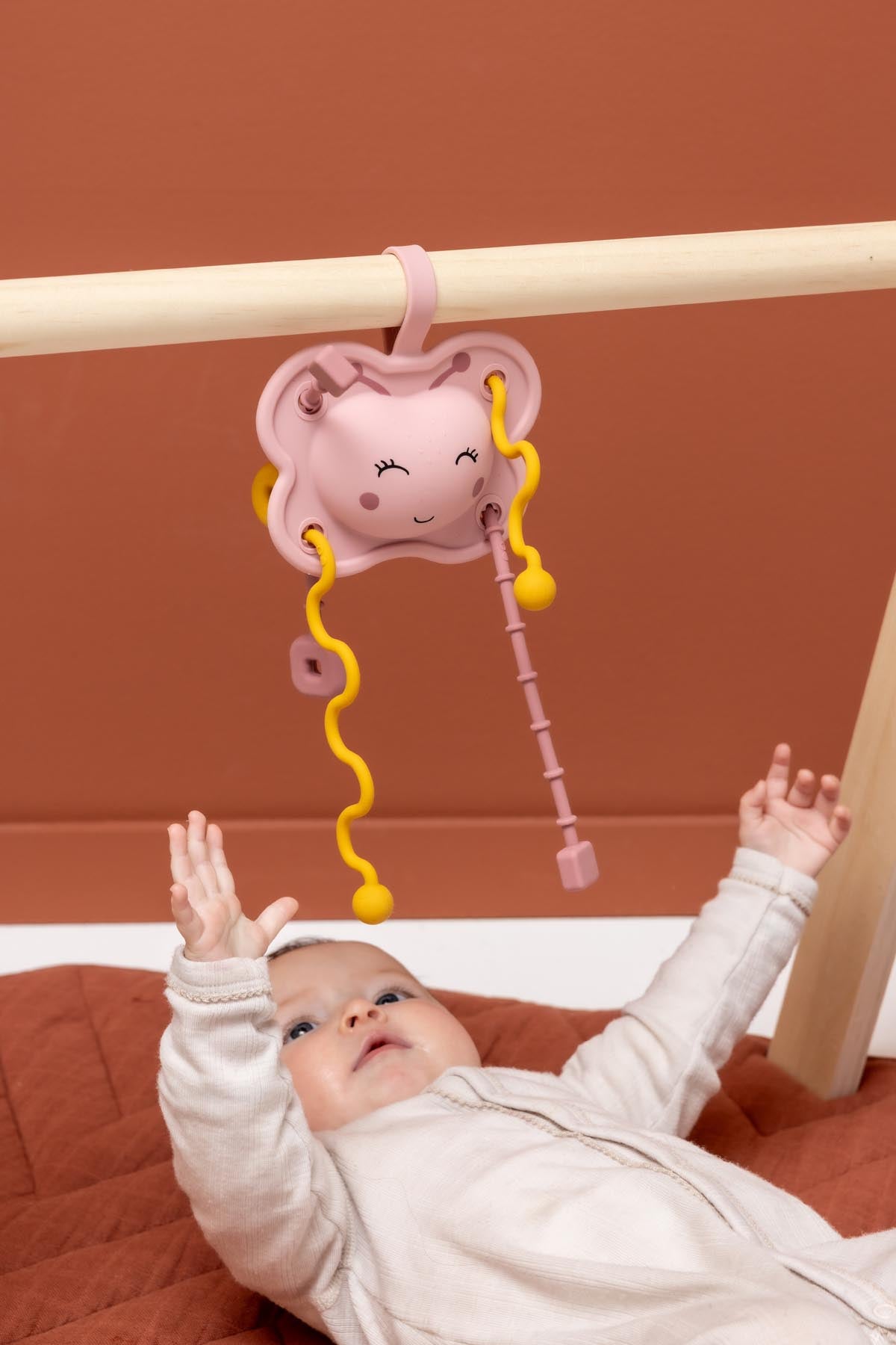 Trixie Baby Jouets sensoriels Jouet sensoriel à tirer en silicone Mrs. Butterfly à fixer