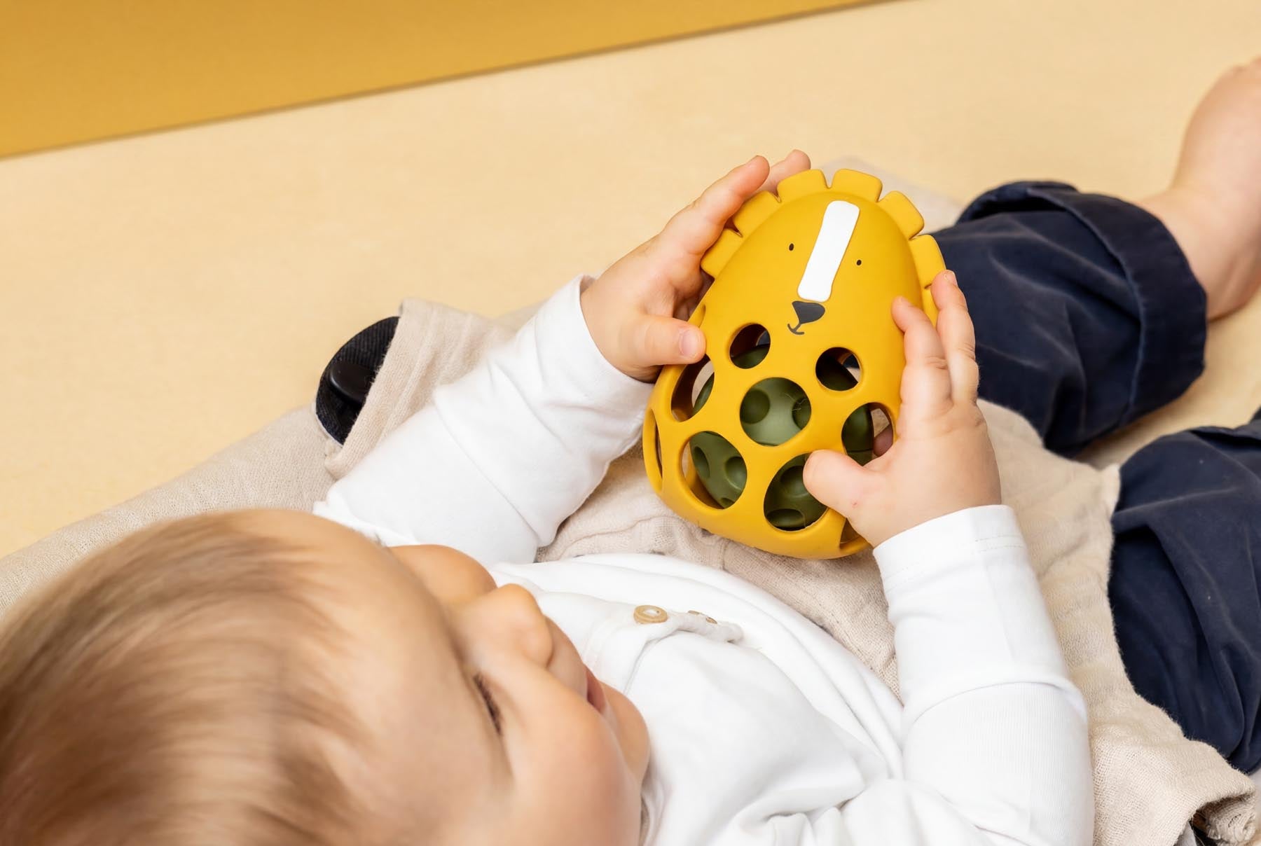 Trixie Baby Jouets sensoriels Hochet sensoriel en silicone Mr. Lion
