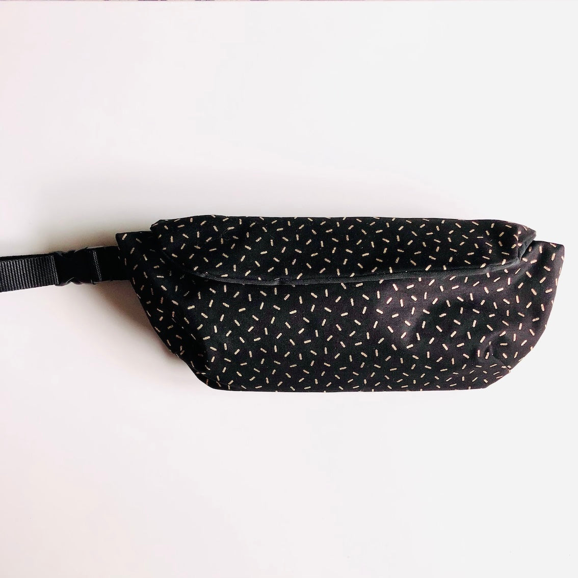PIOLOU Le Sac Banane La banane enduite noire dorée PM