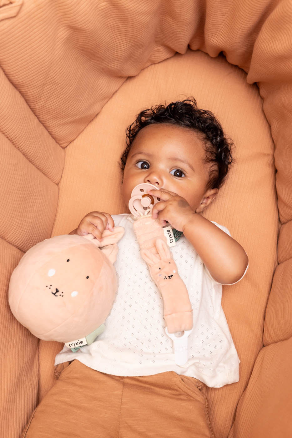 Trixie Baby Jouets d'activités Mrs. Rabbit balle sonore à clochette