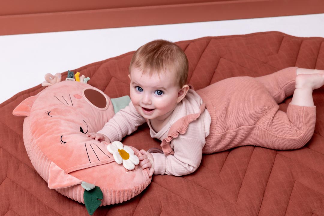 Trixie Baby Temps sur le ventre coussin d'activités Mrs. Cat