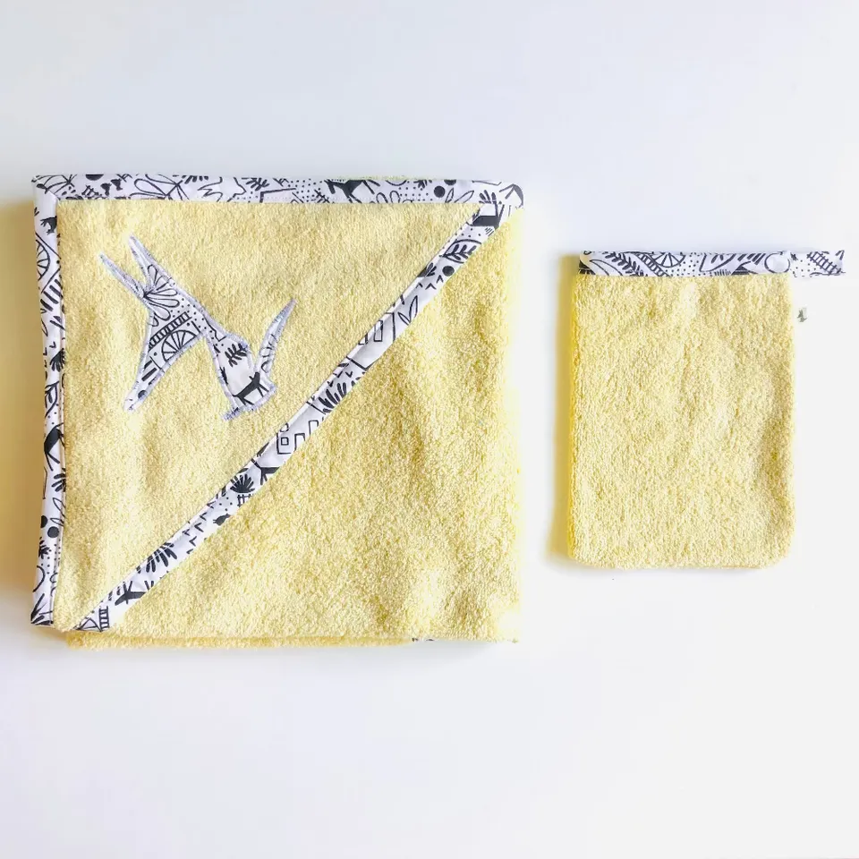 PIOLOU La Cape de bain éponge jaune anis motifs noir et blancs