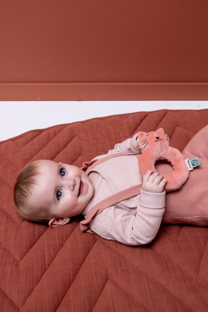 Trixie Baby Premiers jouets Hochet Mrs. Cat avec clochette