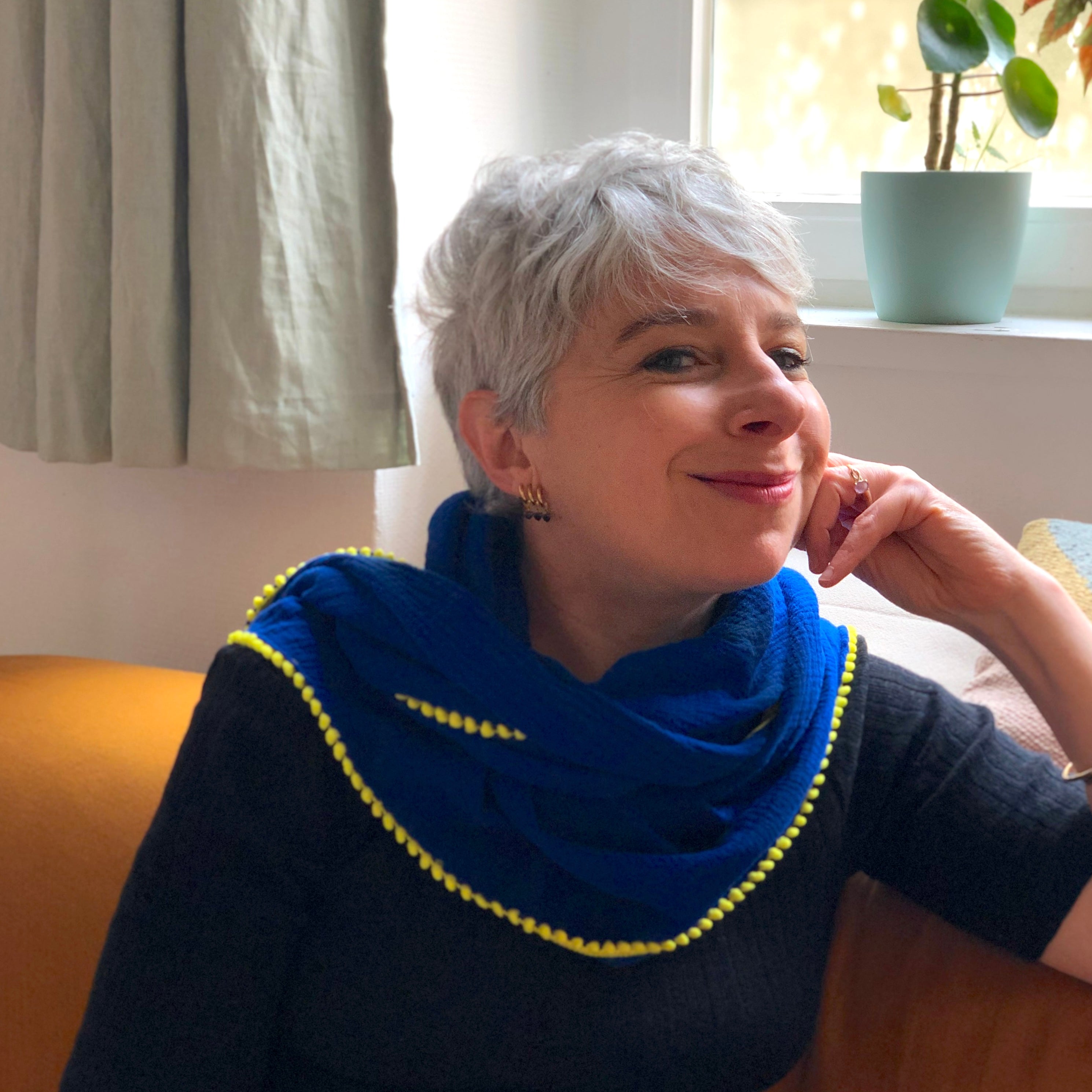 PIOLOU Le foulard Foulard double gaze bleu à pompons jaunes rectangle 175 cm